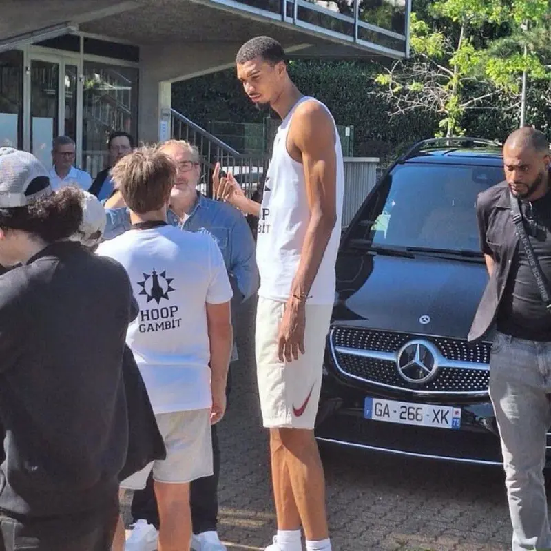 pg电子-长壮又长高？文班亚马近照曝光，手臂增肌效果明显